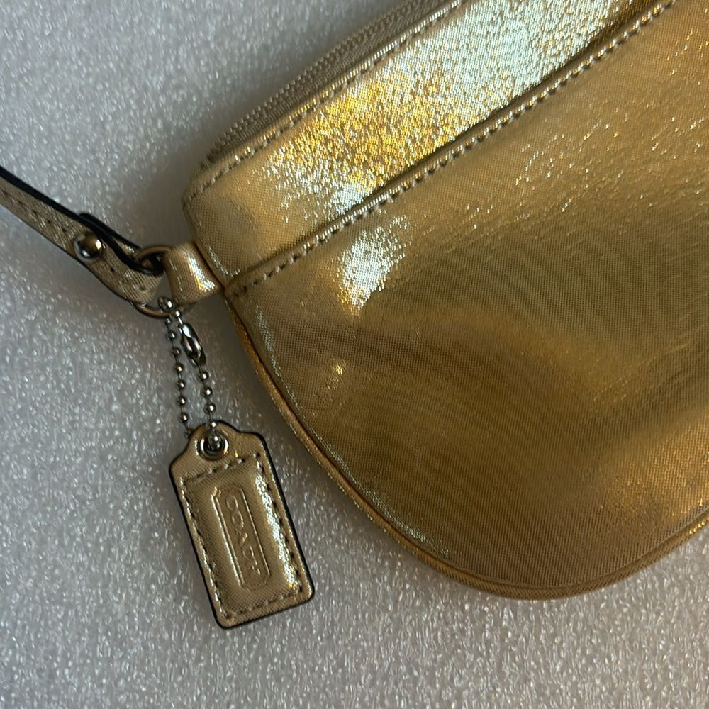 Adorable Coach Metallic Gold Leather Glossy  Small Wristlet - Picture 3 of 8